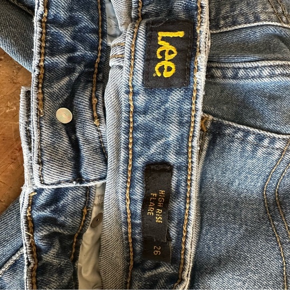 Vintage LEE Women's High Rise Flare Jeans Stretch Size: 24x33 (tag: 26) - Picture 7 of 7